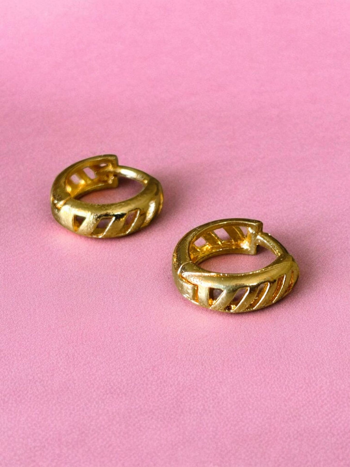 Gold-Plated Leaf Design Hoop Earrings for Women – Stylish Daily Wear Jewelry