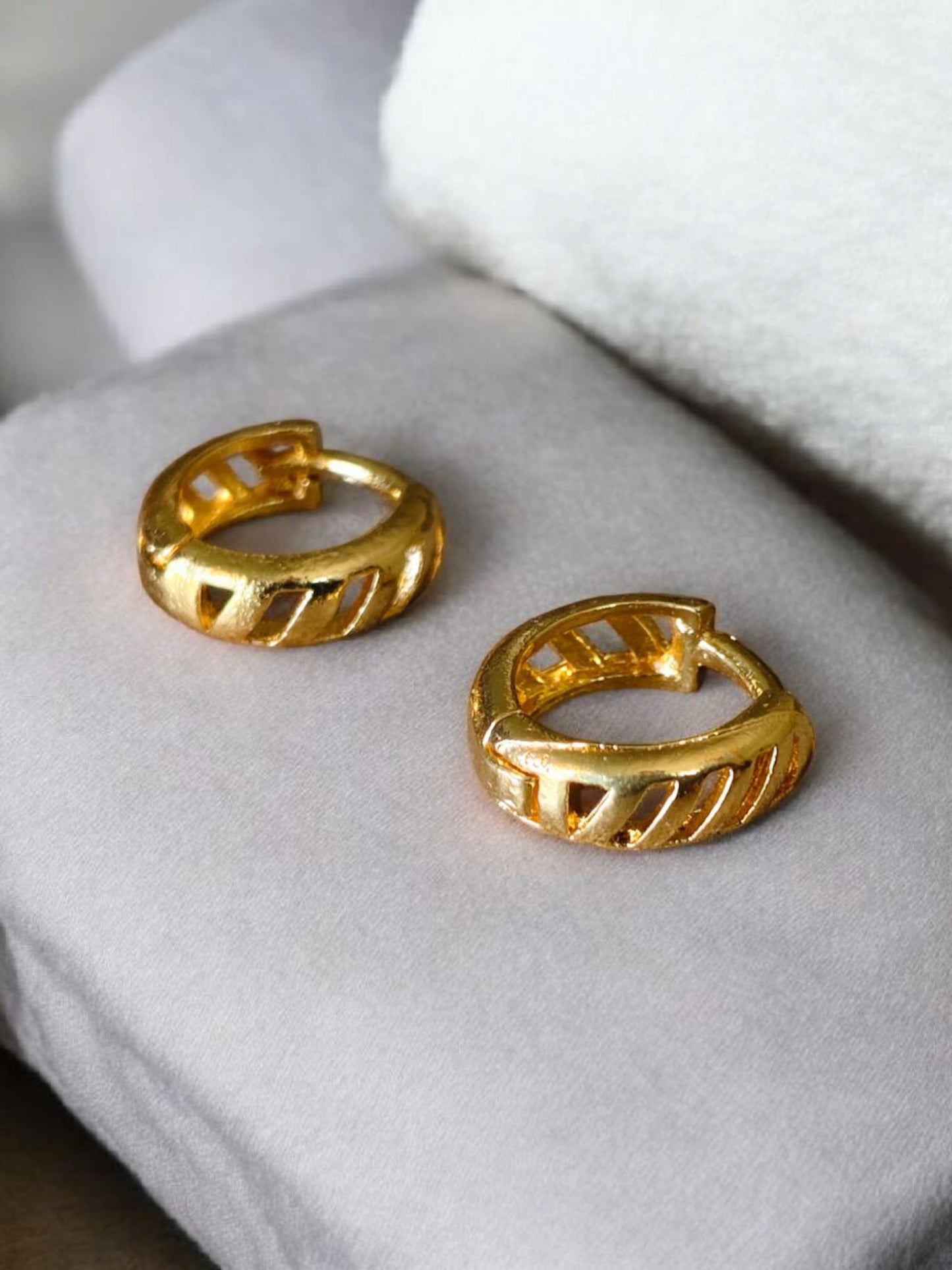 Gold-Plated Leaf Design Hoop Earrings for Women – Stylish Daily Wear Jewelry